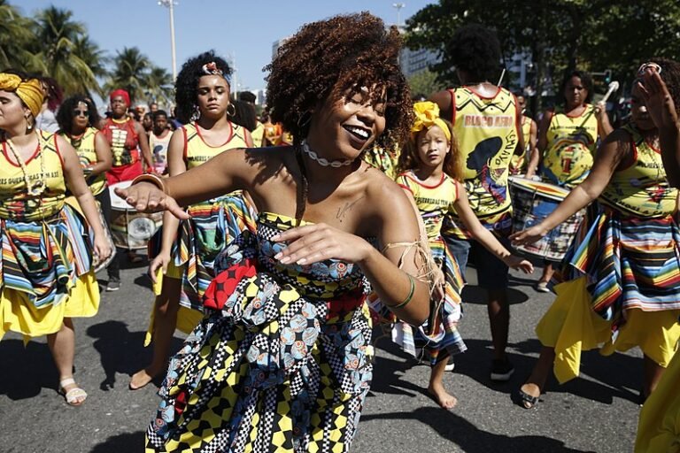 Mulheres marcham em Copacabana para celebrar dia da Mulher Negra Latino-americana e Caribenha durante a 3ª Marcha das Mulheres Negras no Centro do Mundo