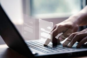 Mão usando laptop com tela virtual e documento para aprovação on-line de garantia de qualidade sem papel