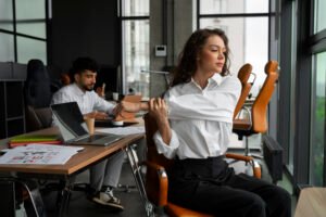 mulher em espaço de trabalho se exercitando
